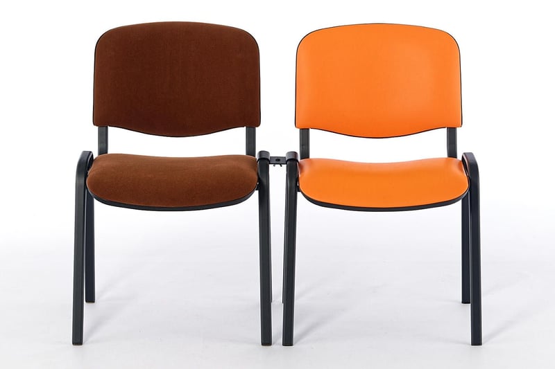 Die Abstände der Stühle sind fest