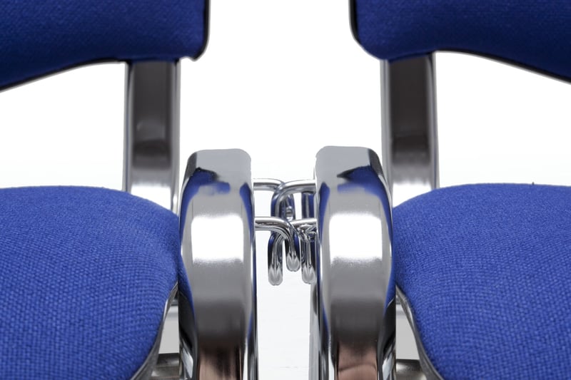 Die optional wählbaren Stuhlverbinder greifen ineinaner