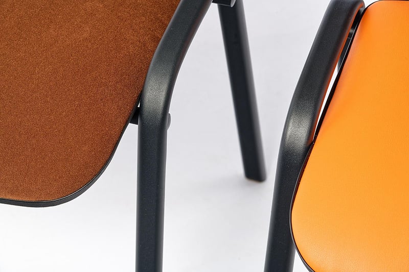 Standardmäßig werden die Stapelstühle ohne Verbinder geliefert