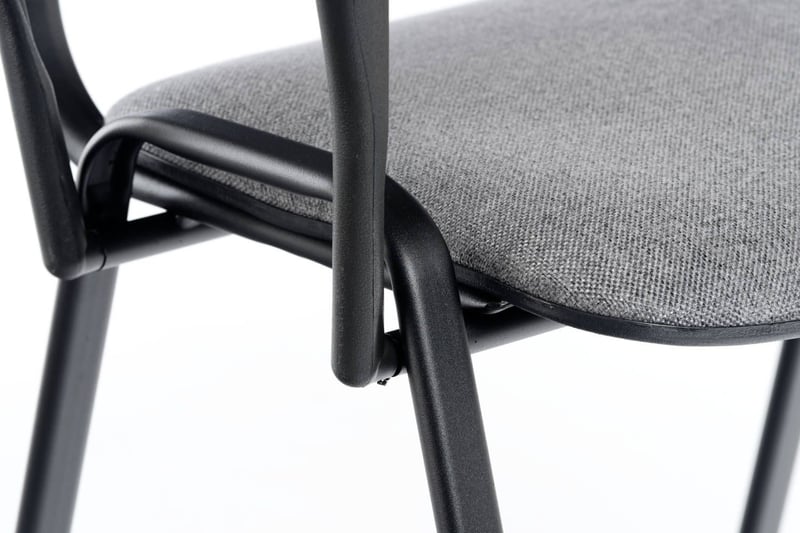 Das Schreibtablar wird fest mit dem Gestell verbunden