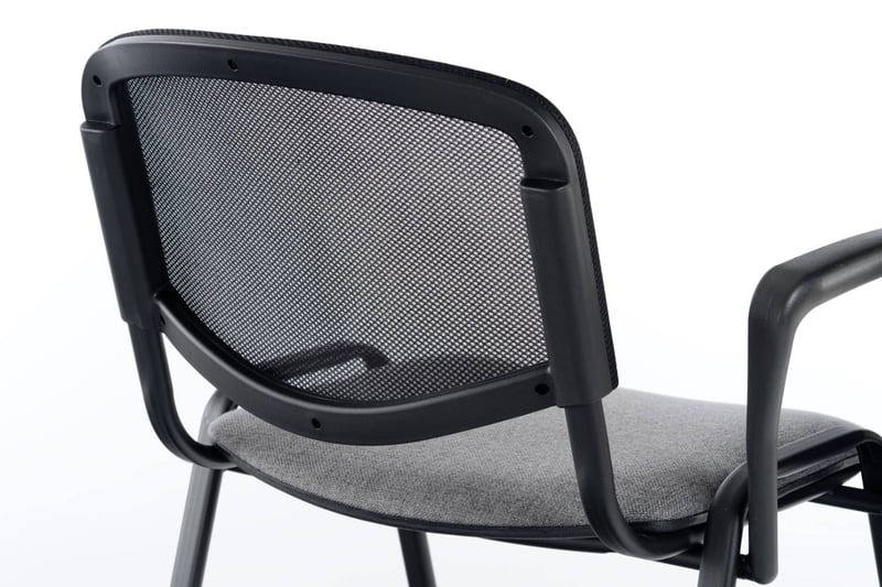 Die Löcher der Rückelehne sorgen auch bei heißem Wetter für optimale Luftzirkulation