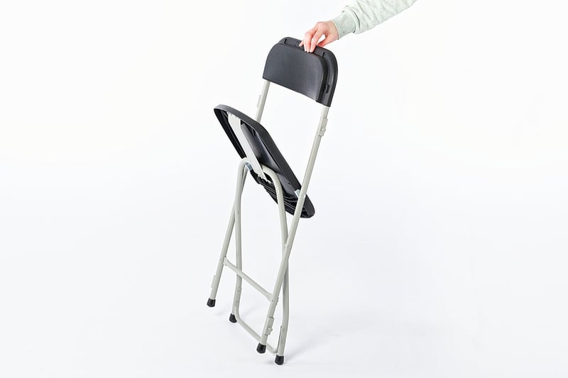 Der Klappstuhl kann mit einem Handgriff aufgestellt werden