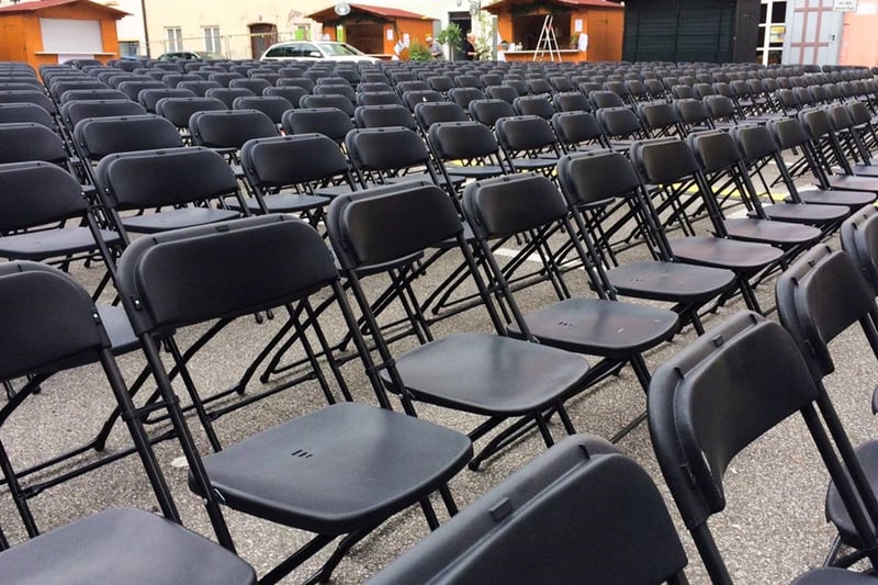 Bei der Reihenbestuhlung können unsere Kuba Klappstühle mit ihrem optionalen Reihen- und Stuhlverbindern punkten