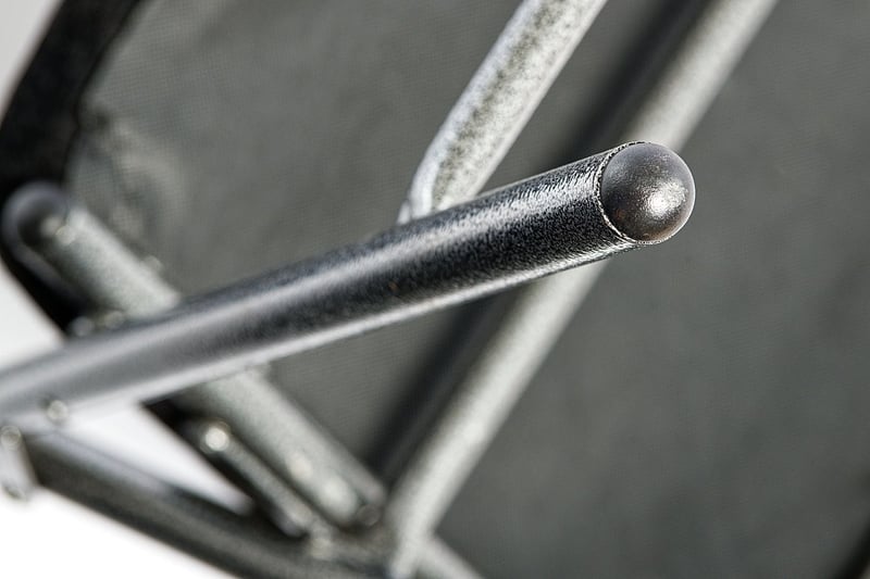 Abgerundete Kappen bilden den Abschluß der Stuhlbeine