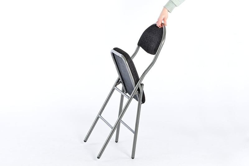 Den Klappstuhl kann man leicht aufklappen