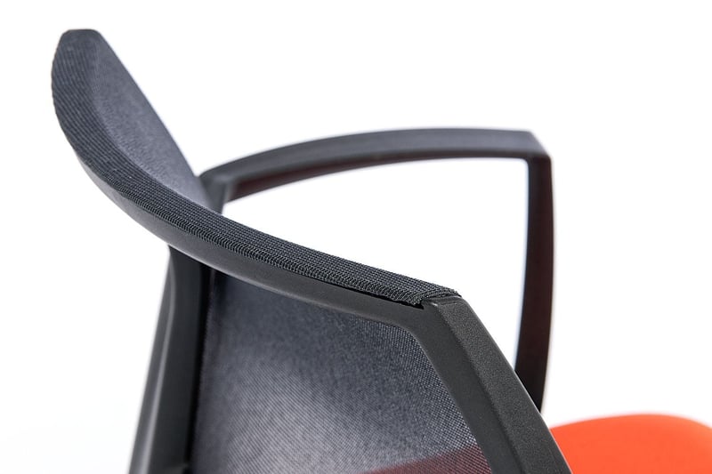 Die Armlehnen des London passen sich harmonisch in das Stuhldesign ein