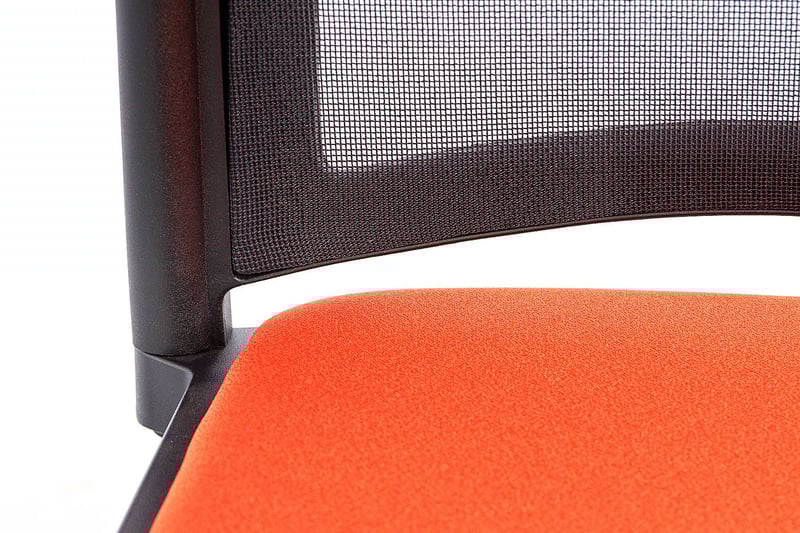 Die Rückenlehne ist sorgsam bespannt