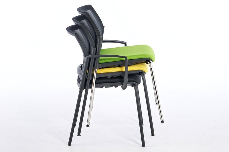 Jeweils mehrere Stühle lassen sich zu stabilen Stapeln zusammenfügen