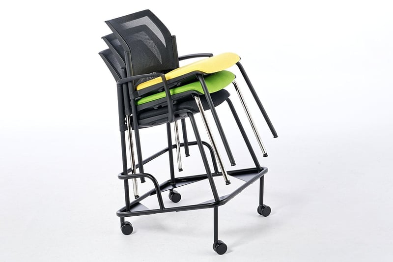 Mit dem Transportrahmen lässt sich der Stuhlstapel bequem in alle Richtungen lenken