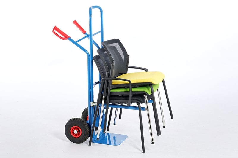 Zur Beförderung eignet sich die passende Stuhltransportkarre