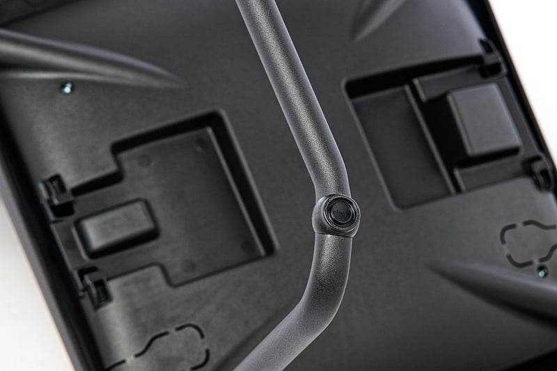 Die Freischwingerstühle sind mit Kunststoffstopfen ausgestattet