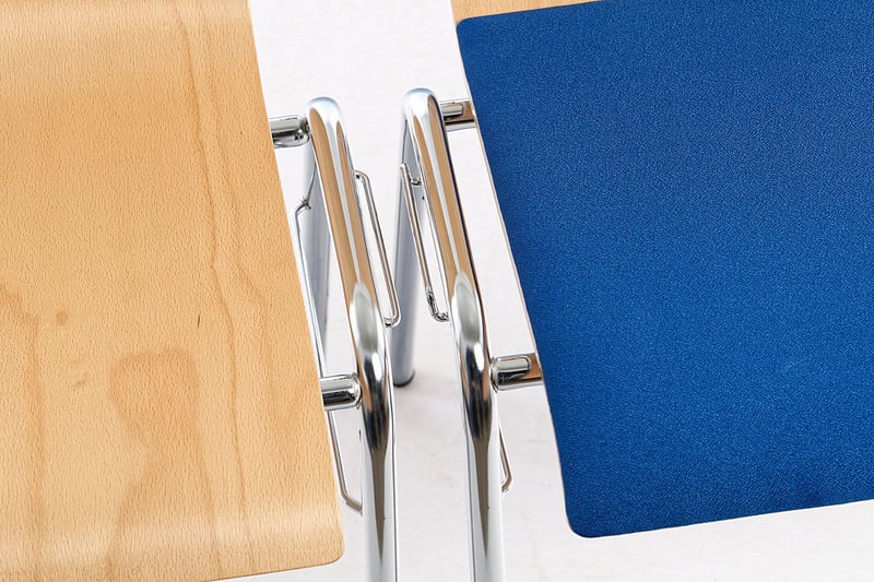 Der integrierte Stuhlverbinder kann einfach eingehakt werden