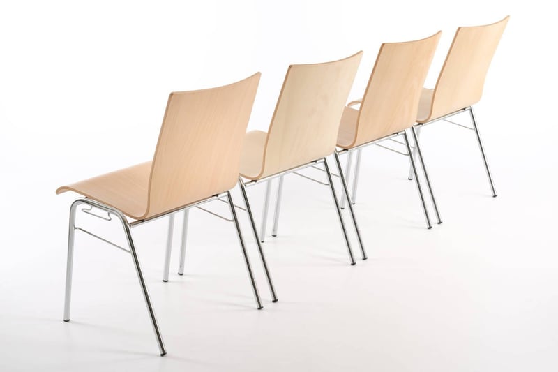 Unsere Schalenstühle Luanda als Reihenbestuhlung