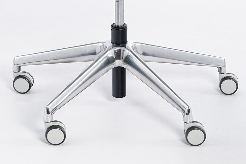 Das 5armige Fußkreuz in alu poliert mit hellgrauen Rollen