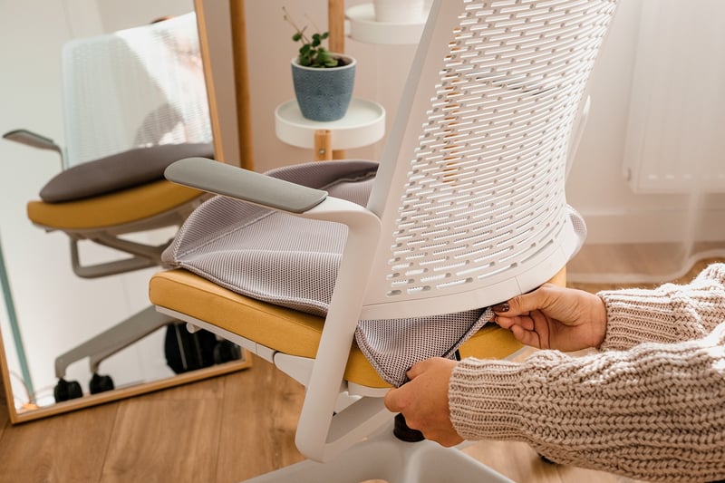 Das Rückenpolster ist mit wenigen Griffen abnehmbar