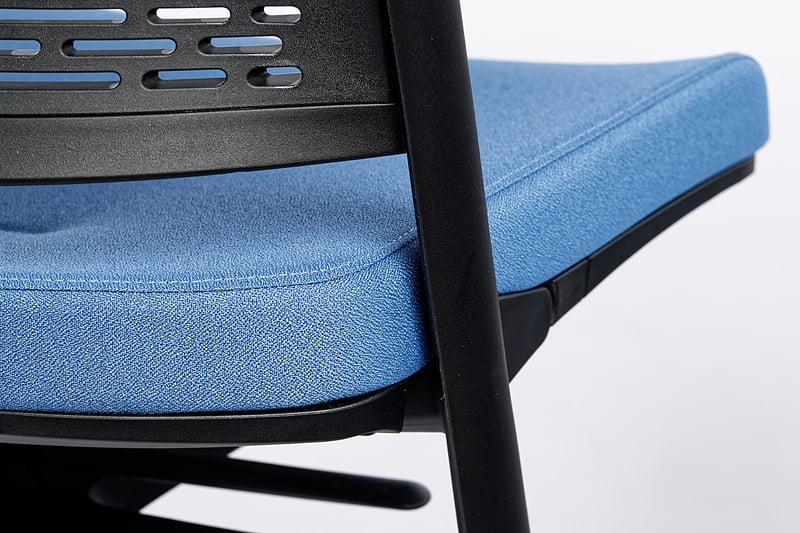 Die Sychromechanik des Bewegungssystems ist in der Sitzabdeckung unter der Sitzfläche integriert