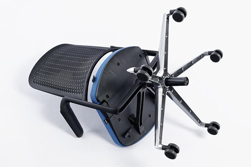 Von unten ist die Verarbeitung des Drehstuhl gut zu erkennen