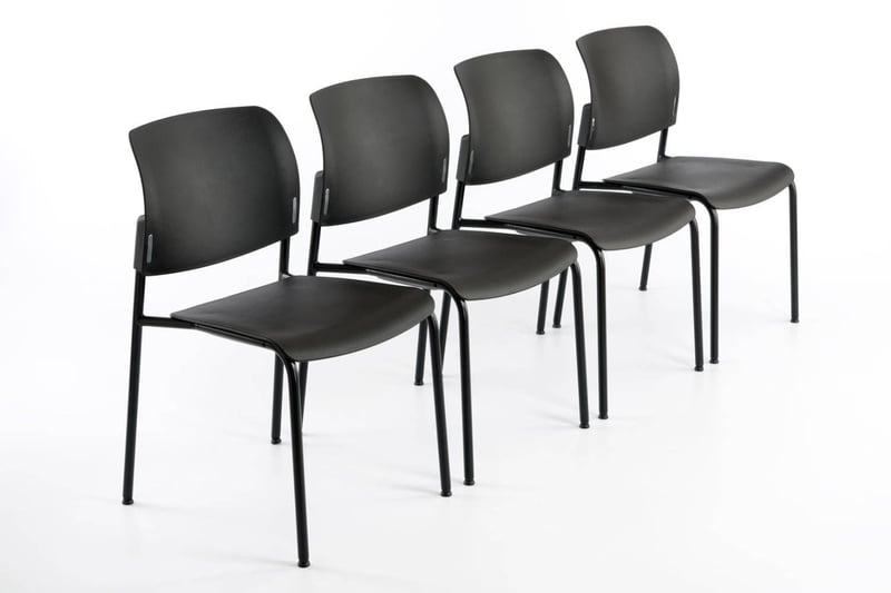 Der pflegeleichte Kunststoffstuhl eignet sich gut für Wartezimmer