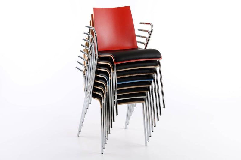 Auch als Armlehnenstühle platzsparend stapelbar