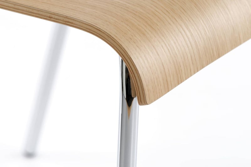 Die abgerundete Sitzfläche des Armlehnenstuhls