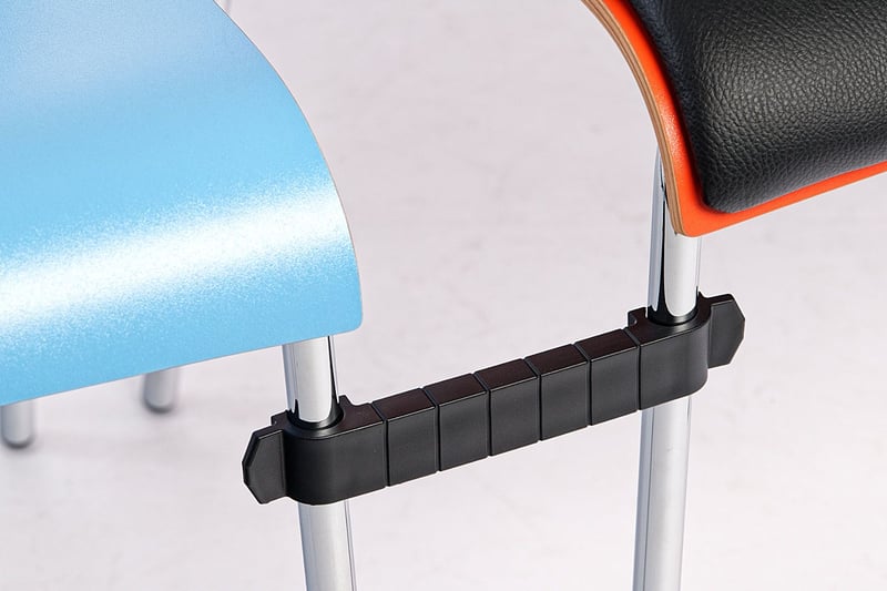 Die Reihenverbinder können schnell und einfach am Gestell angebracht werden