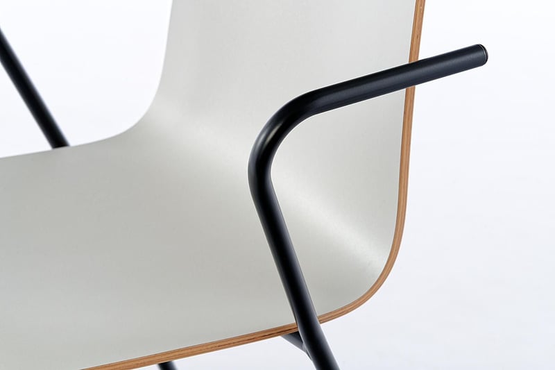 Die gebogenen Armlehnen der Mailand AL Stapelstühle geben ein tolles Bild