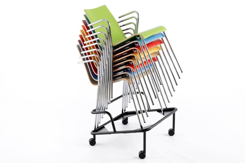 Mit dem Rollwagen können die Stapelstühle schnell und einfach Transport werden