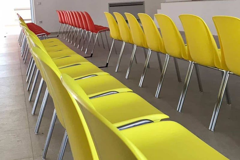 Unsere Mali in fest verbundenen Stuhlreihen