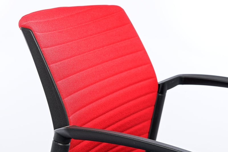 Die Rückenlehne ist ergonomisch geformt