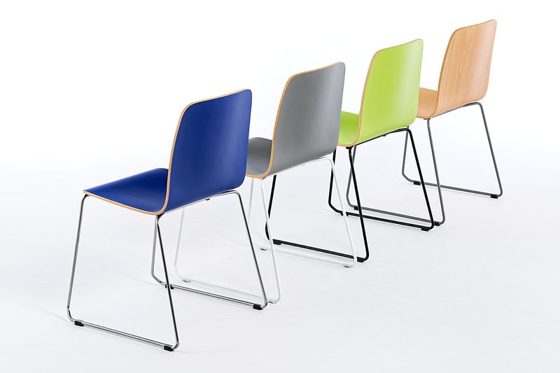 Der Stuhl Manila KU in Reihenaufstellung