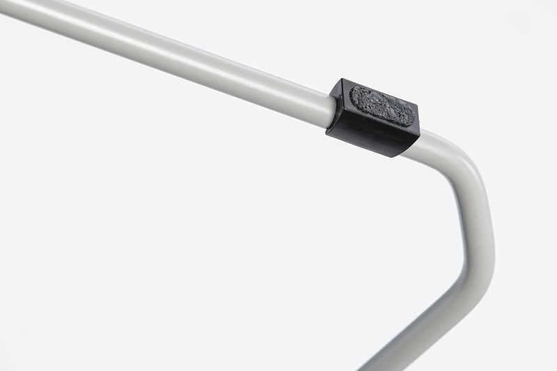 Der Stuhl Manila KU ist mit bodenschonenden Gleitern ausgestattet