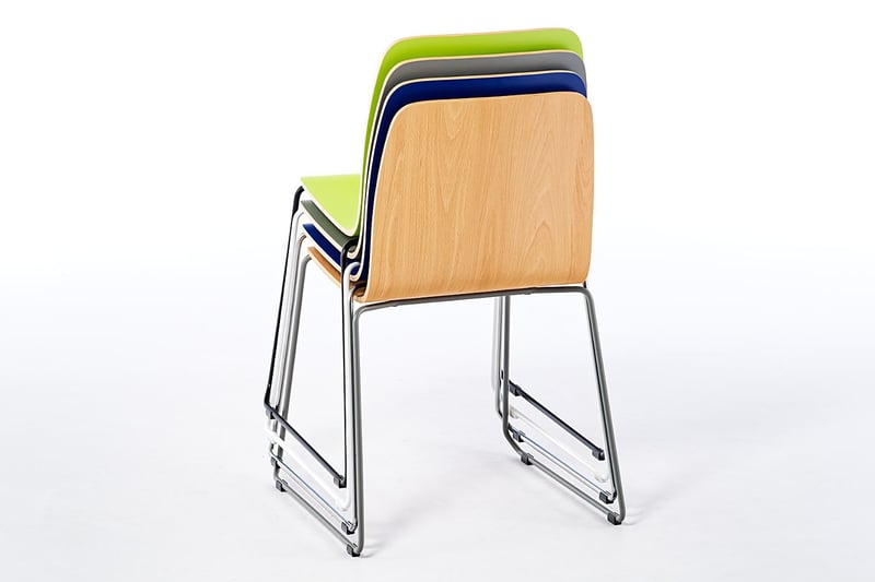 Der Stuhl Manila KU stapelt platzsparend