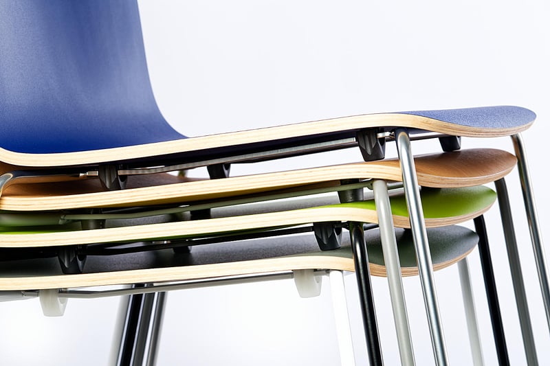 Der praktische Stapelschutz schont die Stühle