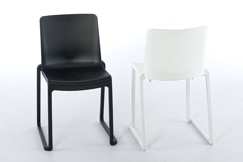 Der Kunststoffstuhl überzeugt mit einem eleganten Formenbild