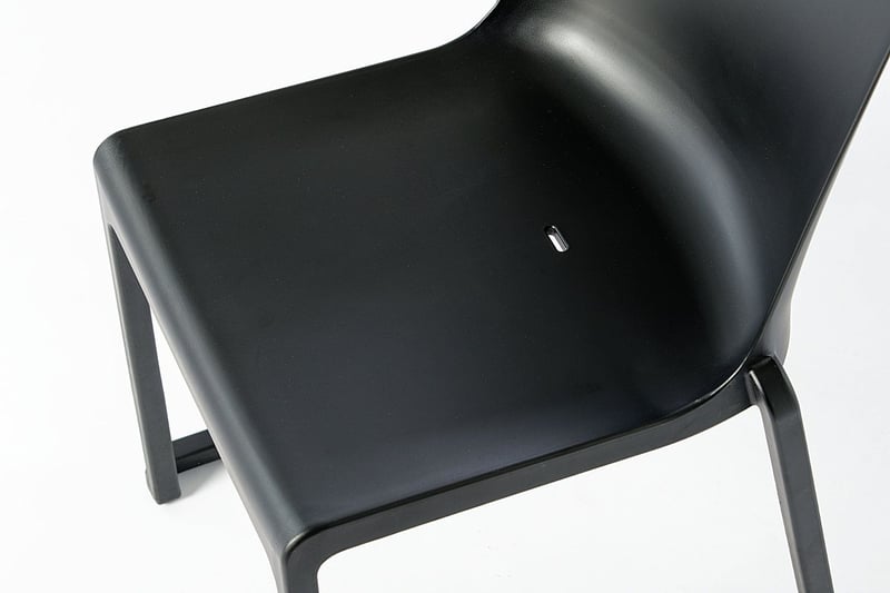 Die Formen des Kunststoffstuhls sind ergonomisch gerundet
