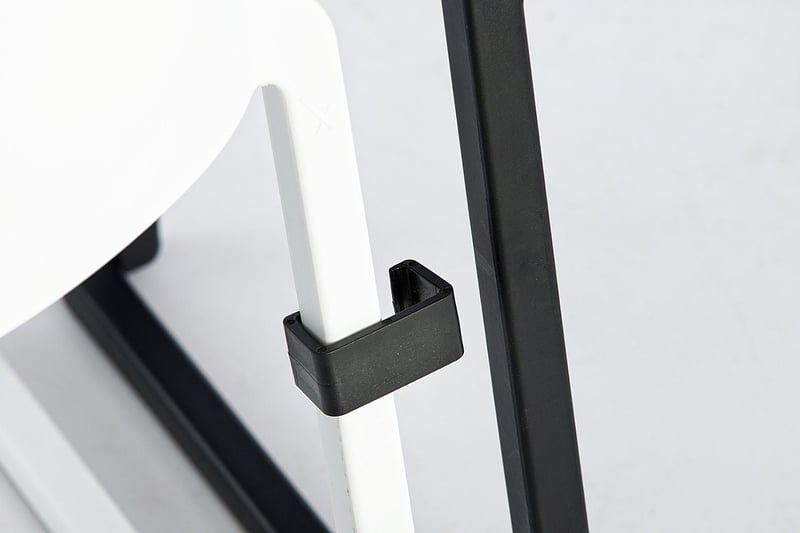 Die Stuhlverbinder werden einfach aufgeklemmt