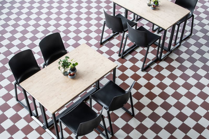 Durch sein geringes Gewicht sind die Kunststoffstühle schnell im Innen- und Außenbereichen einsetzbar