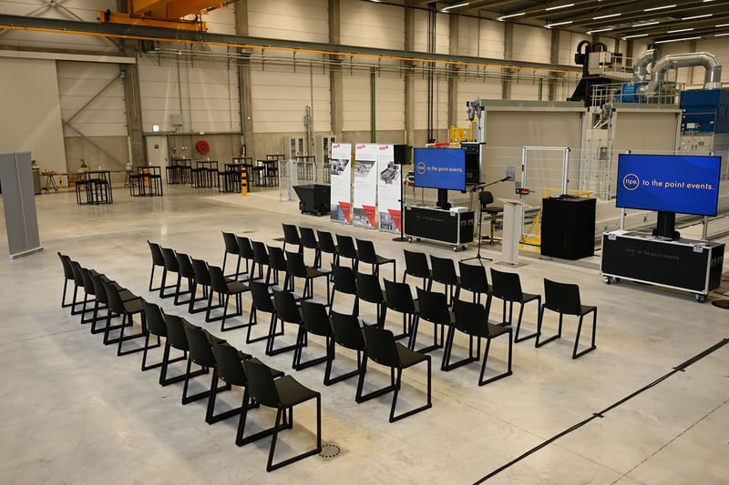 Unsere Melbourne Stapelstühle können schnell und einfach gestellt werden