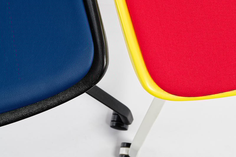 Das Sitzpolster ist in Stoff und Kunstleder verfügbar