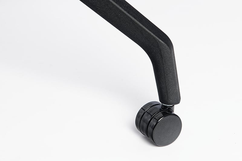 Das vierbeinige Drehgestell ist mit Rollen in schwarz