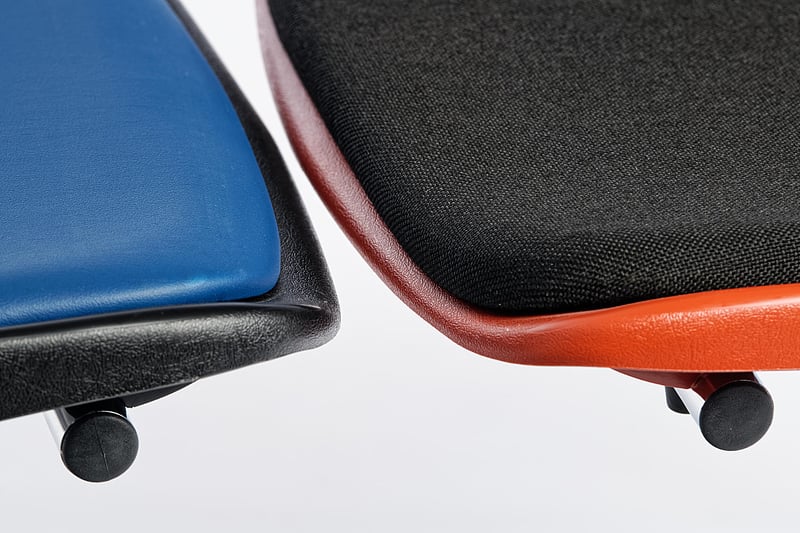 Das Sitzpolster ist in Stoff und Kunstleder verfügbar