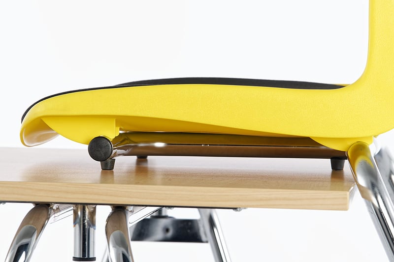 Die Kunststoffstopfen unter der Sitzfläche schützen Ihre Tische vor Kratzern