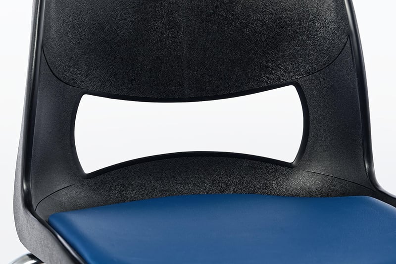 Durch die offene Rückenlehne kann der Mila FS SP einfach getragen werden