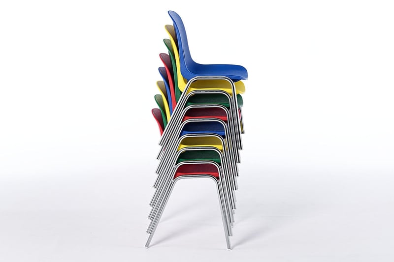 Platzsparend können die Kinderstühle Mila KIDS gestapelt werden