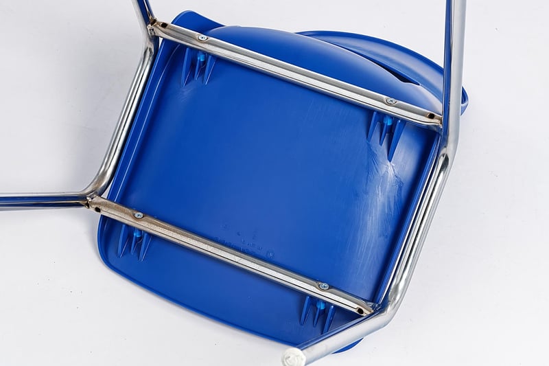 Von unten ist die stabile Verarbeitung der Kinderstühle gut zu erkennen