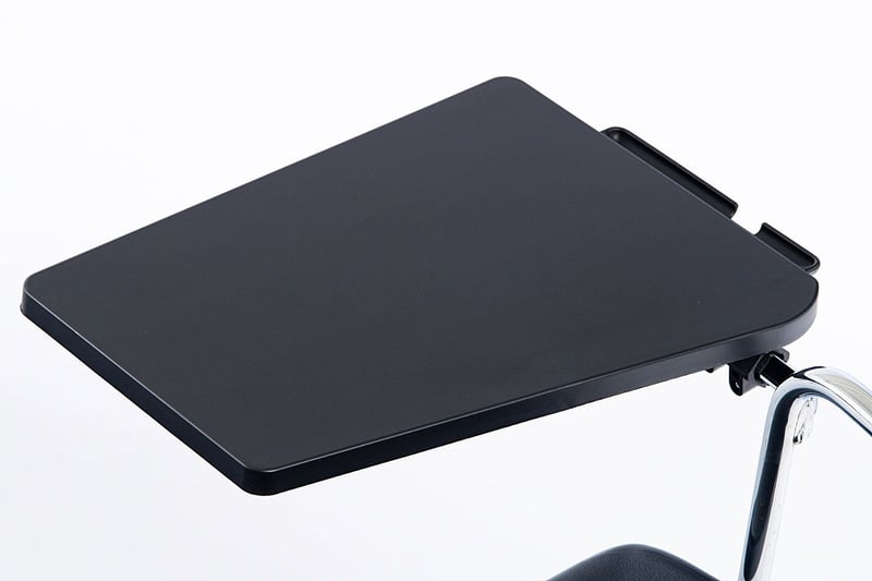 Das Schreibtischchen verfügt auch über eine Ablagerille