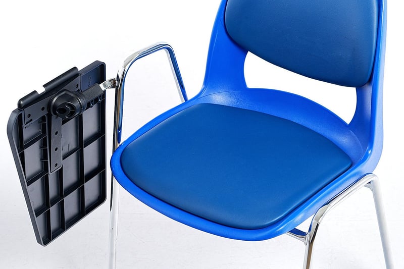 Das abklappbare Tischchen macht den Stuhl sehr flexibel