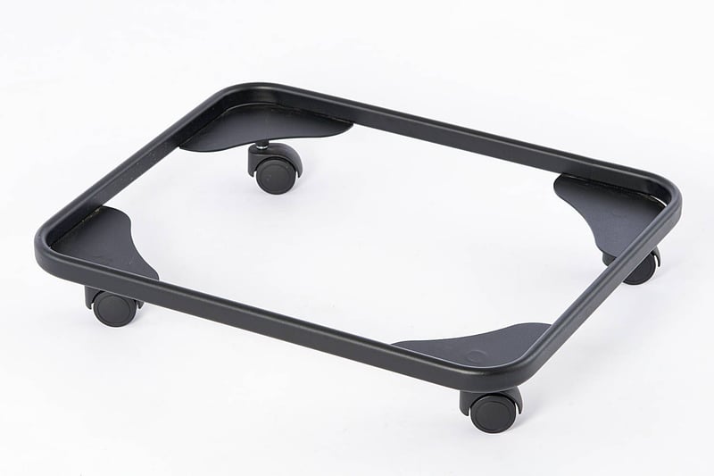 Der Transportwagen kann ganze Stapel an Stühlen aufnehmen