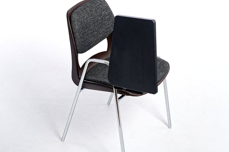 Die Ablagefläche ist auch nach oben hochklappbar