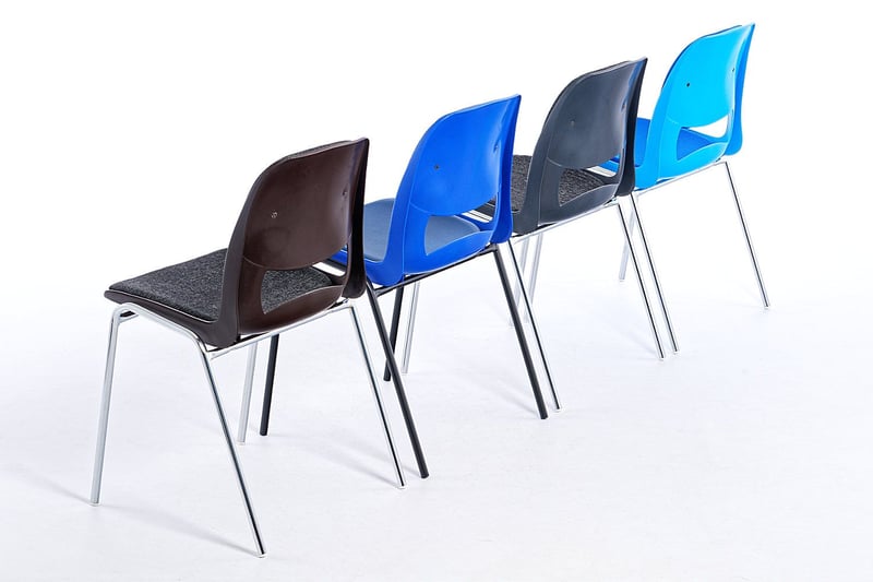 Der Schalenstuhl dient auch zur Raumbestuhlung